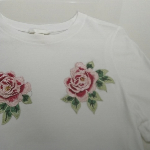 💛5 for $20💛White Short Sleeve Tee w/ Rose Embroidered Patches - Picture 2 of 8
